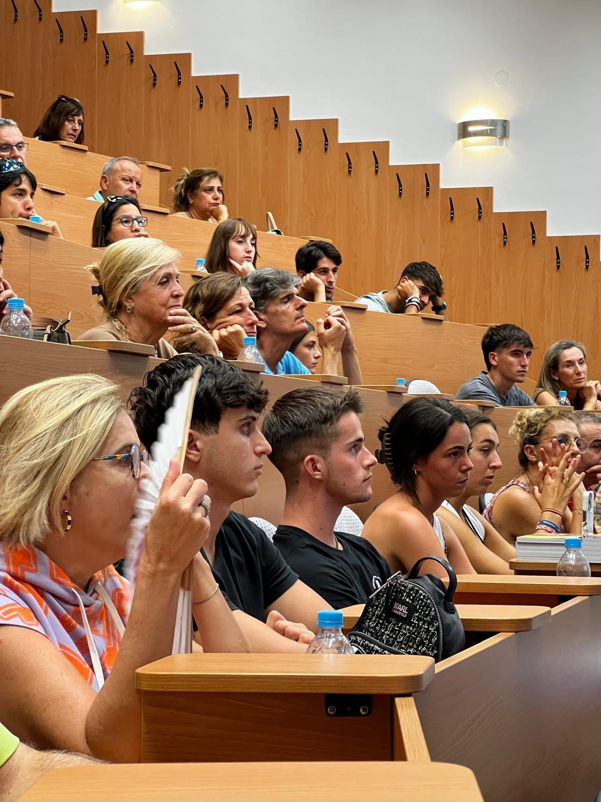 Clase de bienvenida en la UPJS