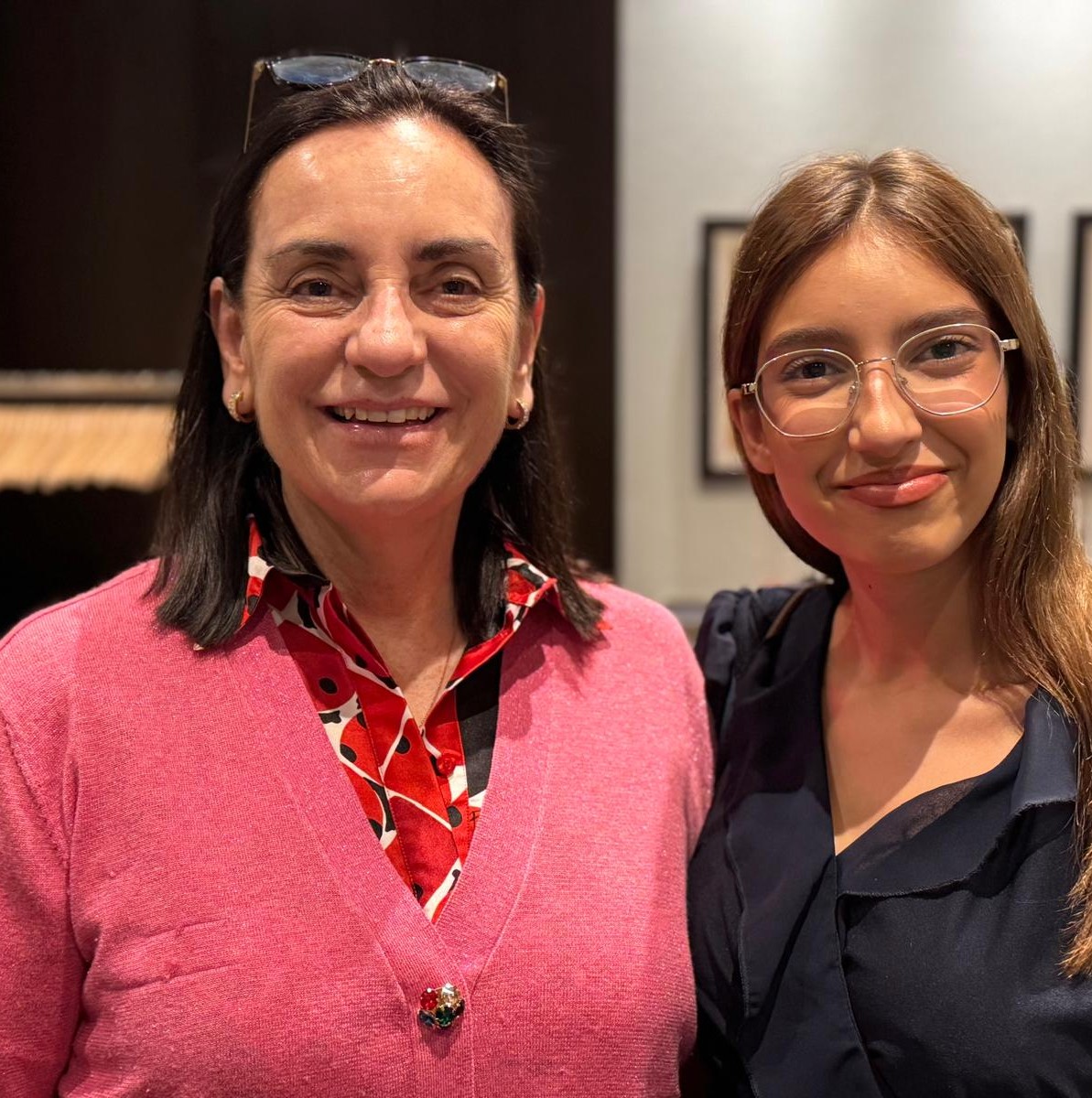 Equipo DEM con una estudiante
