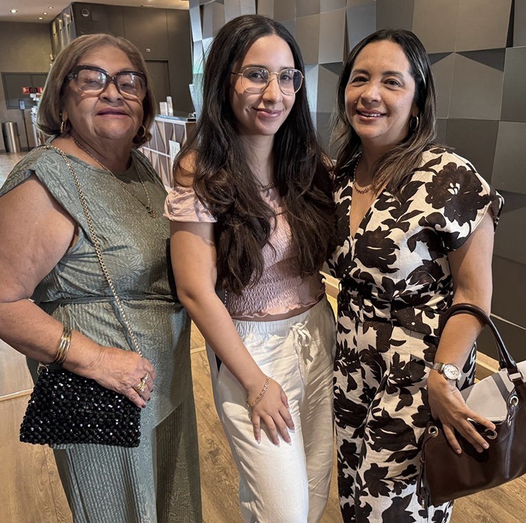 Estudiante con su familia