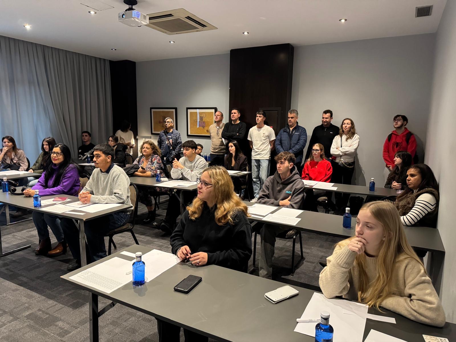 Candidatos reunidos en la sala antes de la prueba de acceso